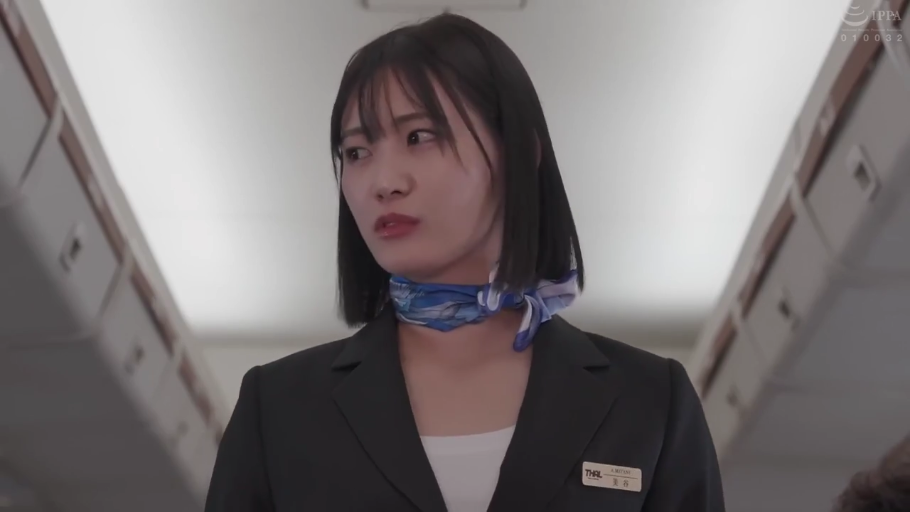 警惕 · 面部特写 · 胸牌 · 内搭白T恤 · 飞机机舱