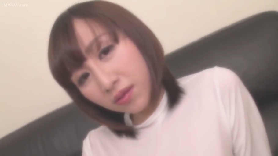 室内 · 座り姿勢 · 憂鬱 · 顔部のクローズアップ · ソファ · 注視 · ショートヘア · 白色长袖上衣