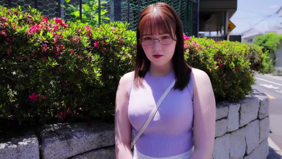 面部 · 眼镜 · 站姿 · 注视 · 户外 · 冷淡 · 紫色背心 · 植物