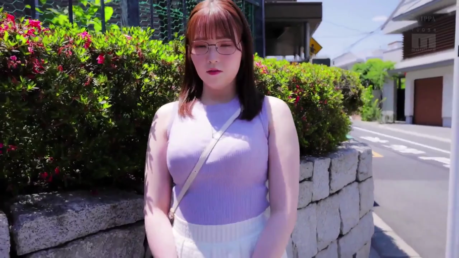 Outdoor street · 半身像 · 紫色无袖针织衫 · 正对镜头站立