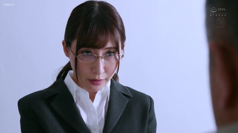 室内 · 坐姿 · 严肃 · 眼镜 · 深色西装 · 注视 · 头部特写 · 半身像