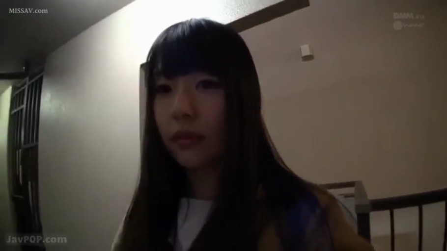 室内 · 脸部 · 微笑 · 开心 · 单人女性 · 蓝色毛衣 · 正面坐姿