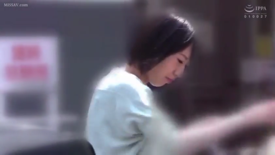 坐姿 · 办公室 · 平静 · 白色上衣 · 俯视 · 视频截图 · 侧脸特写