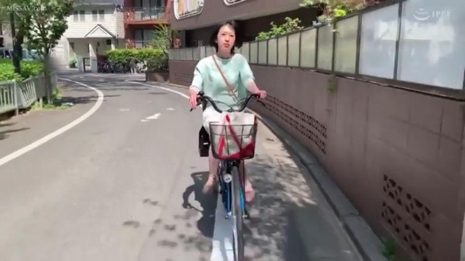 坐姿 · 中景 · 平靜 · 户外街道 · 浅绿色短袖 · 自行车 · 日光 · 骑自行车