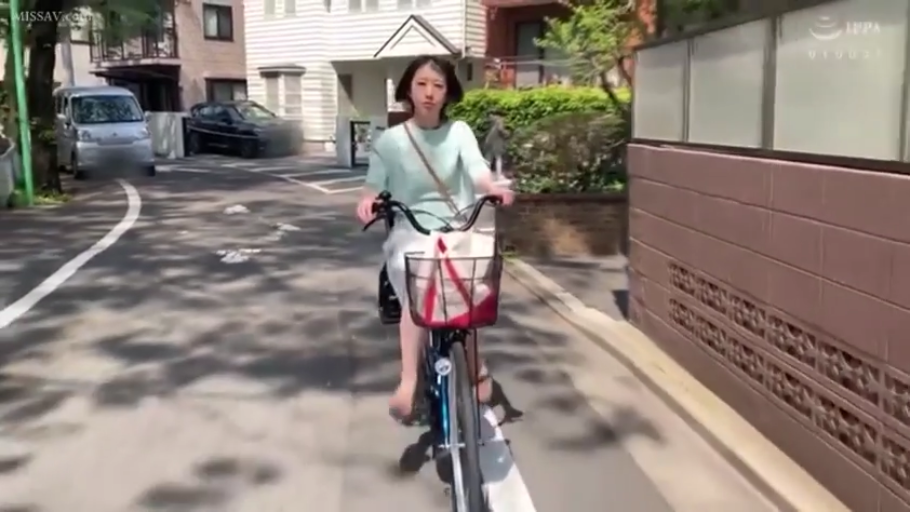 Whole body · 平静 · 自行车 · 日间 · 骑自行车 · 浅绿色短袖 · 骑行姿态 · 户外住宅区