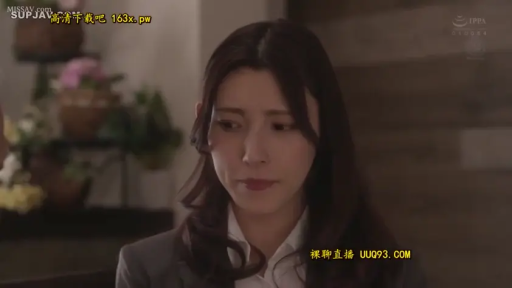 俯身 · 医生白大褂 · 面部特写 · 挑逗 · 听诊器 · 文字叠加 · 伸舌 · 诊所更衣室