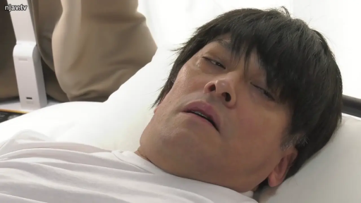 室内 · 仰卧 · 面部特写 · 白色T恤