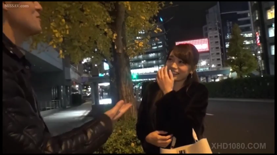 瑜伽裤 · 平静 · 户外花园 · 瑜伽垫 · 瑜伽姿势 · 露乳沟 · 做瑜伽