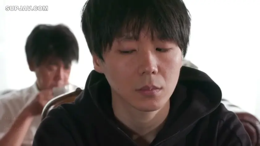 室内 · 座り姿勢 · 真剣 · 瞑想 · 顔のクローズアップ · 二人 · 杯子 · 黑色连帽衫