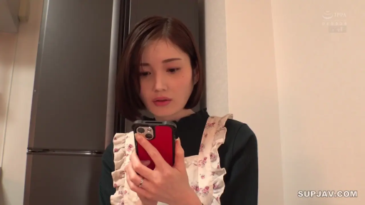 室内 · 单人 · 面部 · 站姿 · 携帯電話 · エプロン · 通話 · 担忧