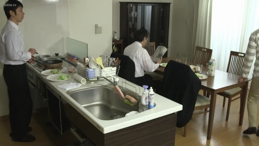 站立 · 全景 · 白衬衫 · 厨房