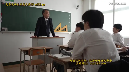 严肃 · 教室 · 站立 · 全景 · 多人 · 授课 · 黑板 · 西装