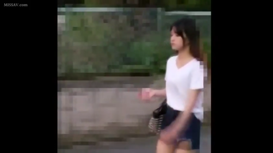 平静 · 路边 · 包 · 深色短裤