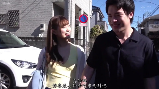 中景 · 休闲装 · 街道 · 户外 · 散步 · 开心 · 汽车 · 走路