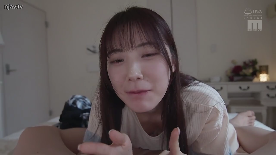 后入式 · 客厅 · 白色上衣 · 地毯 · 全身镜头 · 正在性交 · 投入享受 · 居家生活感