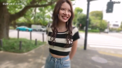 站立 · 中景 · 微笑 · 条纹T恤 · 清纯 · 树木 · 户外街道 · 开朗