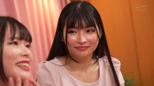 室内 · 坐姿 · 脸部特写 · 愉悦 · 微笑 · 粉色上衣 · 双人合影