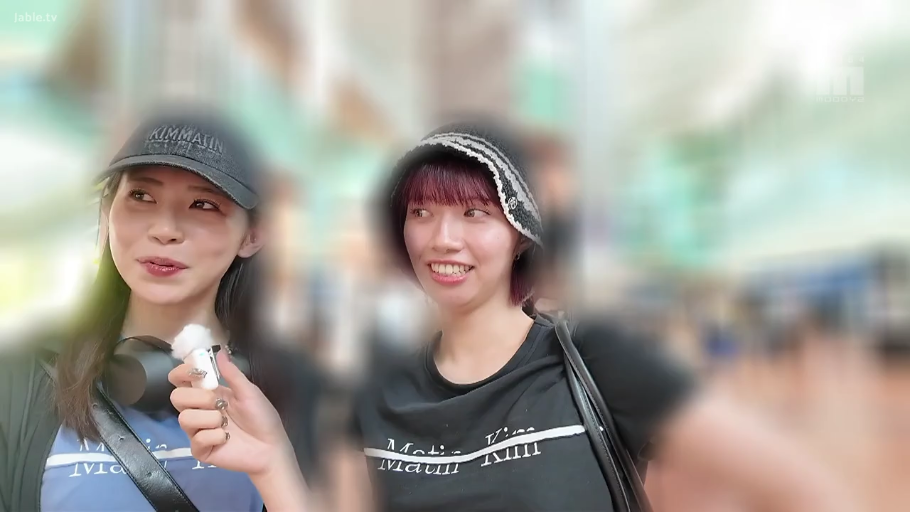 站立 · 微笑 · 户外 · 麦克风 · 上半身特寫 · 接受采访 · 渔夫帽 · 街头采访