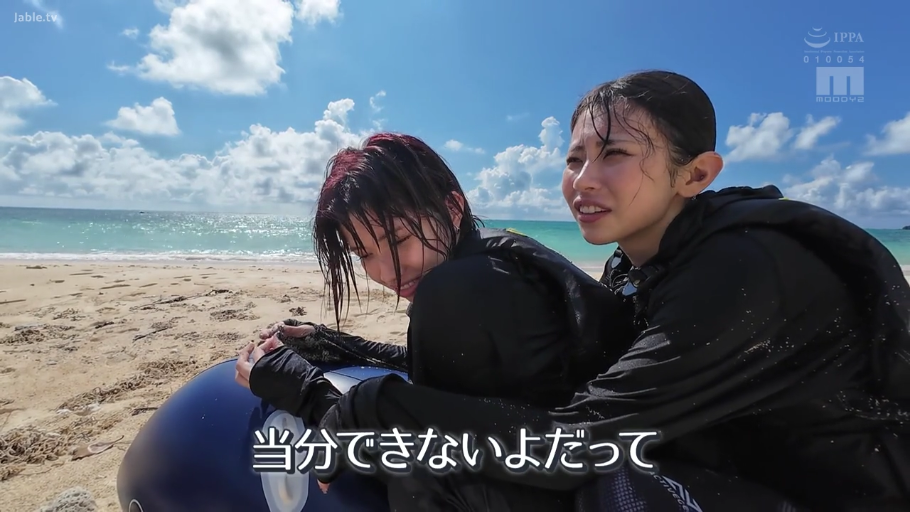 坐姿 · 交谈 · 微笑 · 半身特写 · 海滩 · 救生衣 · 黑色长袖泳衣