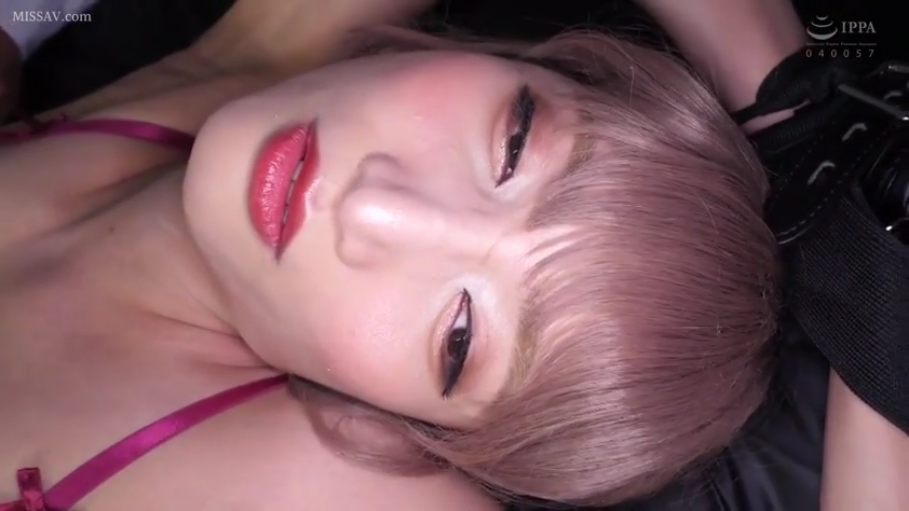 室内 · 脸部特写 · 迷离 · 躺姿 · 短发 · 束缚带 · 红色内衣 · 被捆绑