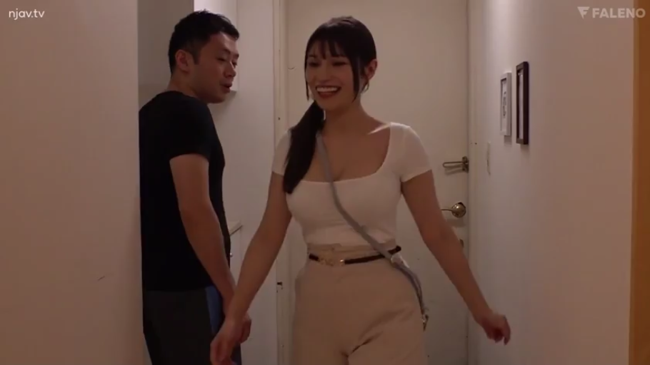 站立 · 半身 · 走廊 · 交流 · 挎包 · 笑容 · 日常 · 紧身衣