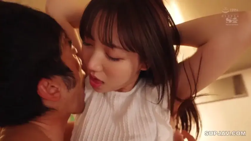 室内 · 脸部特写 · 陶醉 · 白色无袖上衣 · 日本AV · 亲吻脖子 · 举起双手