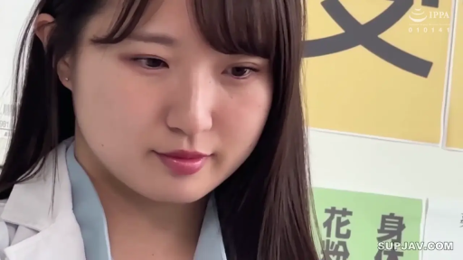 白色职业装 · 室内场景 · 低头姿势 · 严肃表情 · 面部近景 · 向下俯视 · 黑直发 · 文字背景板