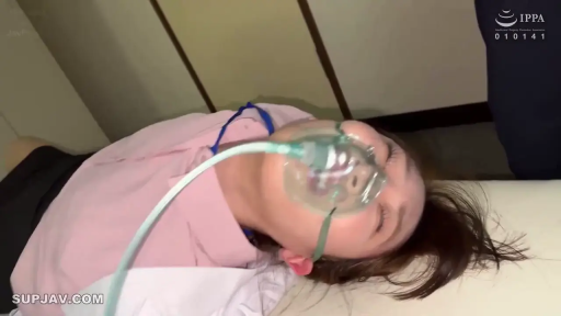 角色扮演 · 无意识 · 仰卧 · 面部特写 · 医务室 · 粉色POLO衫 · 呼吸面罩 · 吸氧