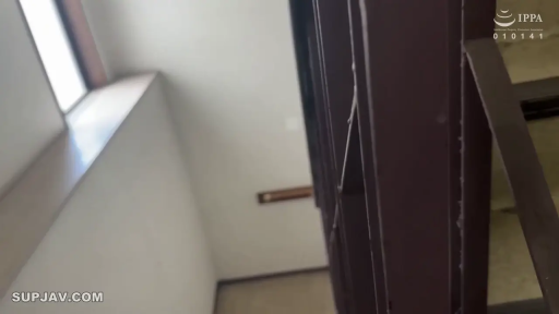 坐姿 · 交谈 · 白大褂 · 微笑 · 侧脸 · 医务室 · 挂绳