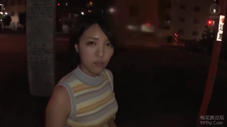 严肃 · 站姿 · 半身特写 · 注视镜头 · 户外街道 · 夜晚 · 无袖条纹针织衫