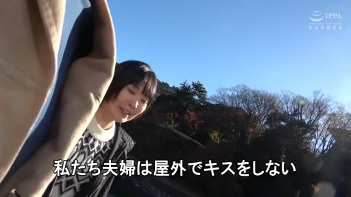 站立 · 中景 · 微笑 · 注视 · 户外 · 外套 · 人妻