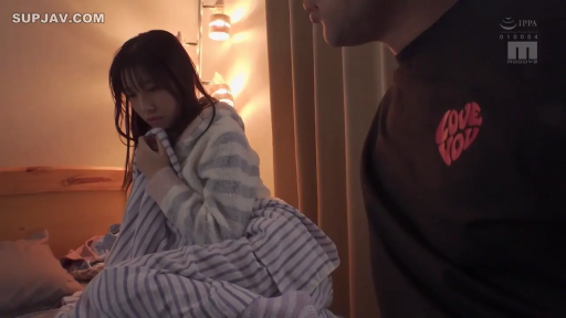 室内 · 憂鬱 · 寝室 · 半身 · 遮掩 · 被子 · 条纹睡衣 · 蜷缩坐姿