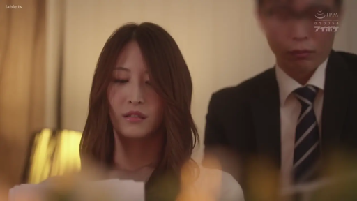 坐姿 · 中景 · 平静 · 台灯 · 客厅 · 白色上衣 · 男子坐后排 · 男子人脸模糊