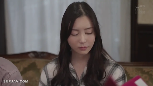 格子衬衫 · 室内 · 坐姿 · 中景 · 平静 · 文件夹 · 长发 · 阅读