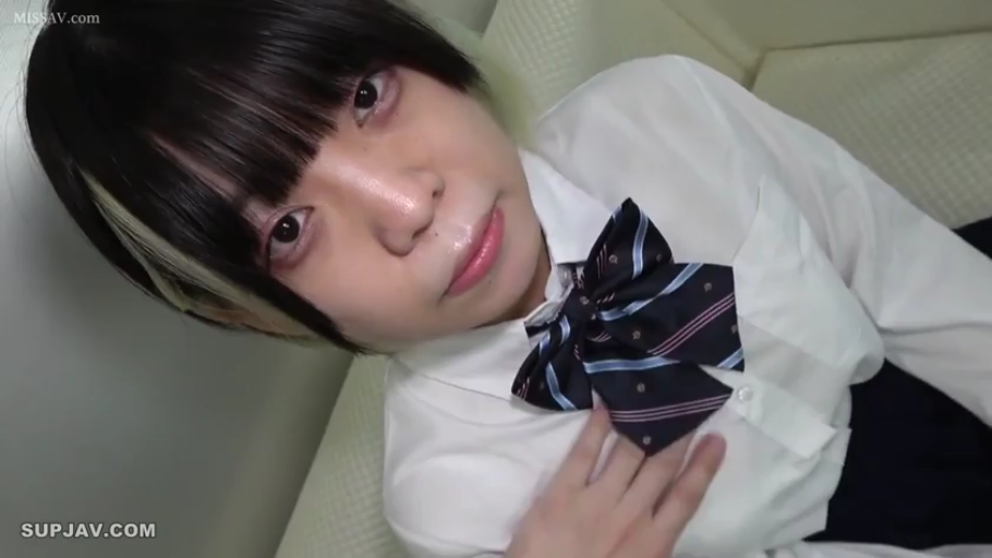 坐姿 · 卧室 · 躯干 · 摆拍 · 微笑 · 学生制服 · 短发 · 灯架