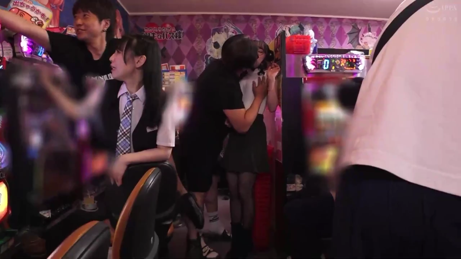 室内 · 卧室 · 性行为 · 中景 · 床 · M字开腿 · 粉色内衣 · 喜悦