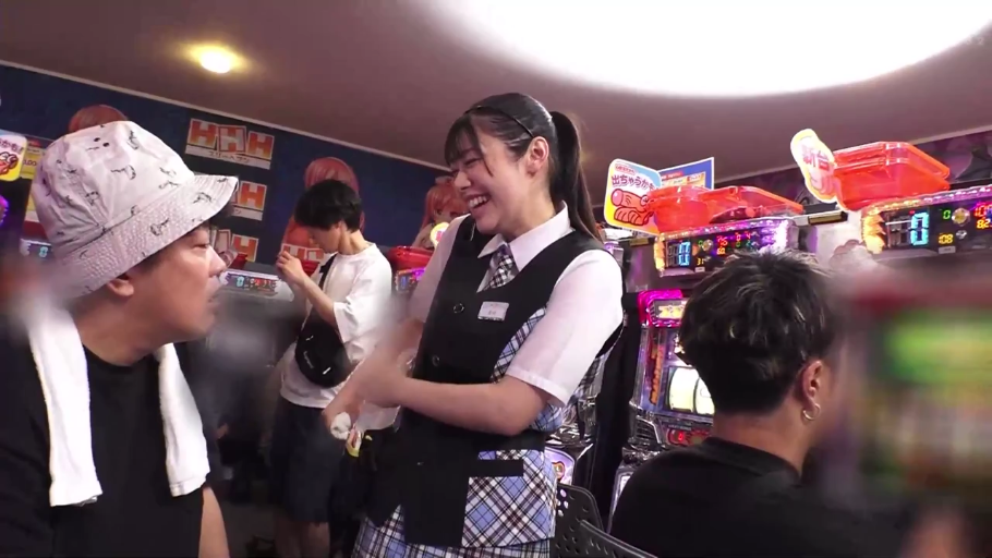 躯干 · 枕头 · 仰卧 · 床上 · 裸露 · 黄色上衣 · 满足