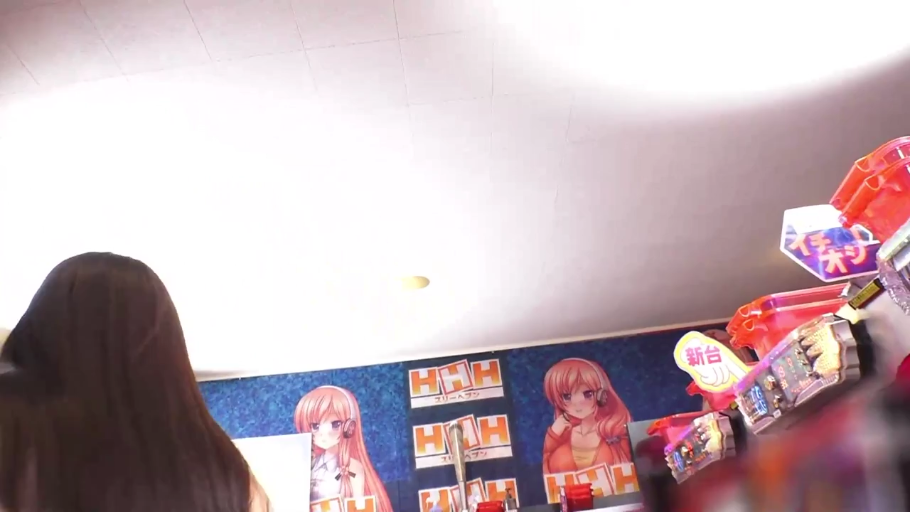 室内 · 站立 · 便装 · 观看 · 游戏机 · 游戏厅 · 后脑勺