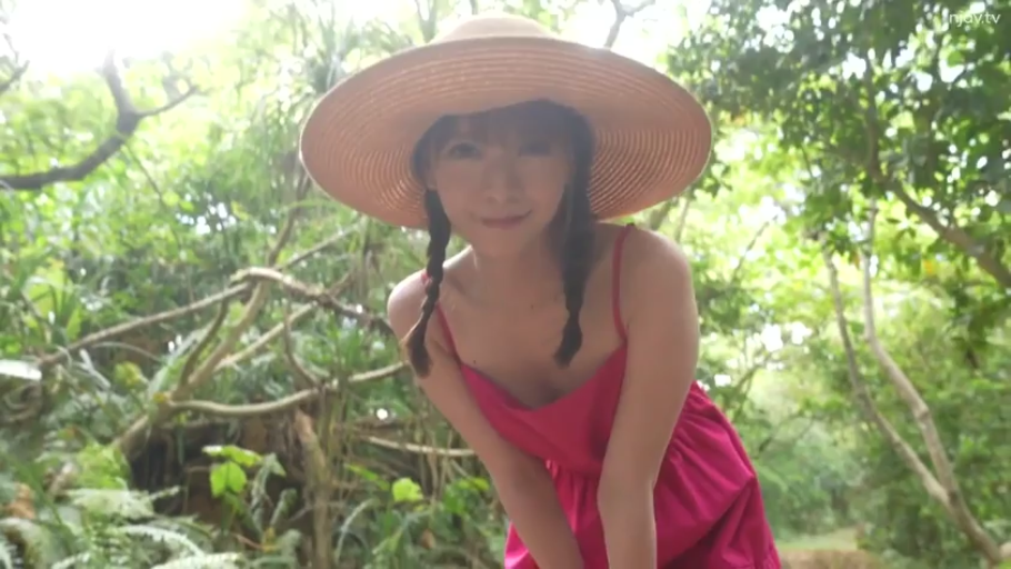 俯身前倾 · 甜美微笑 · 半身照 · 麻花辫 · 草帽 · 对视镜头 · 红色吊带裙 · 户外森林