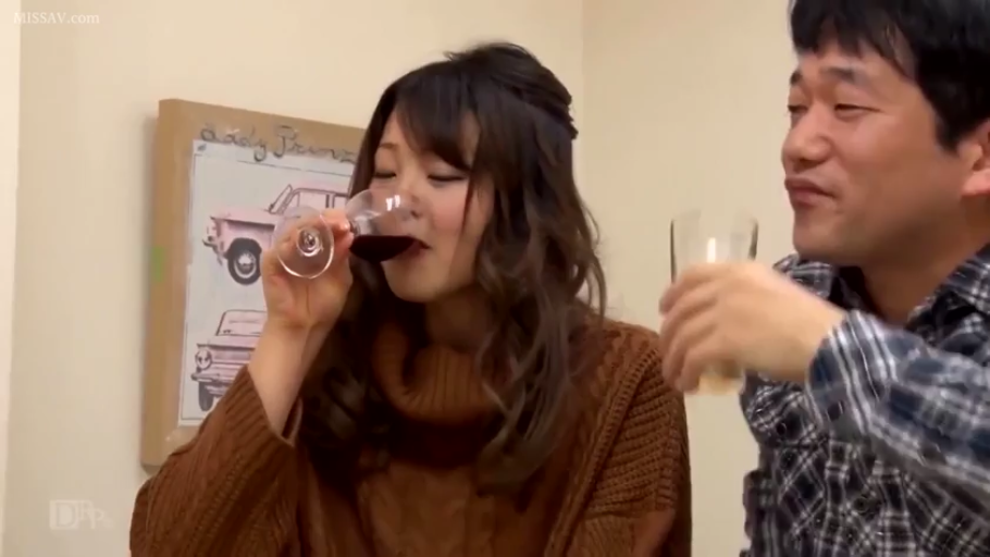 室内 · 坐姿 · 微笑 · 半身 · 高领毛衣 · 亚洲人 · 红酒杯 · 喝酒