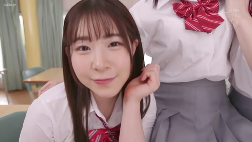 坐姿 · 教室 · 脸部特写 · 微笑 · 课桌 · JK制服 · 注视镜头 · 齐刘海