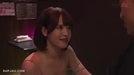 座り姿勢 · 会話 · 中景 · 微笑 · 酒吧 · 吊帯シャツ · 绳索 · 日本