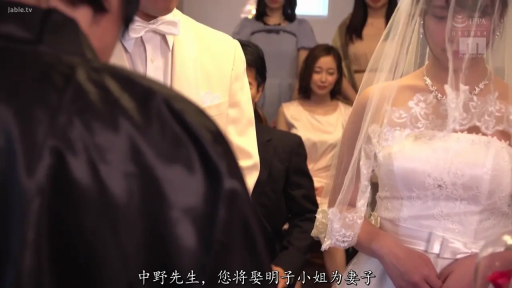 站立 · 近景 · 黑色长袍 · 侧颜 · 礼堂 · 举行婚礼 · 庄重 · 鲜花