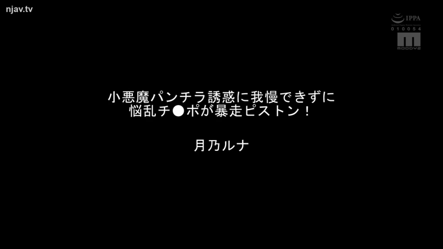 专注 · 卧室 · 站姿 · 上半身 · 短发 · 蓝色内裤 · 粉色蕾丝文胸 · 拿内裤