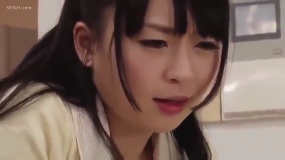 Indoor · Lower your head · Close-up of the face · 长发 · Light-colored top · 苦闷 · 表情流露