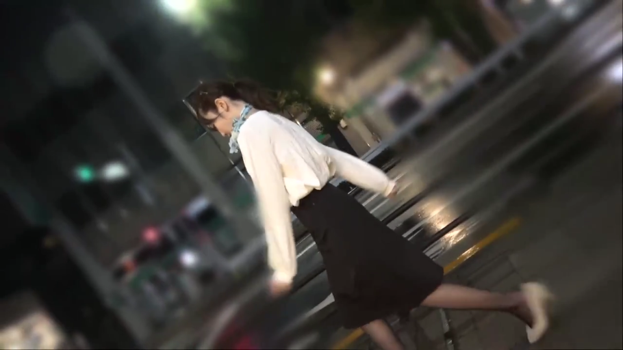 站立 · 微笑 · 落地灯 · 侧头注视 · 室内门口 · 中景上半身 · 无袖蕾丝白衬衫 · 清纯开场