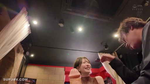 Indoor · Smile · 互动 · Face to face · 假阴茎 · 棕色无袖高领衫 · 假阴茎特写