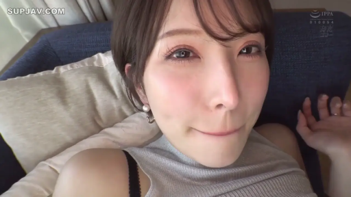 室内 · 脸部 · 灰色背心 · 特写 · 娇羞 · 躺卧 · 咬唇 · 耳饰