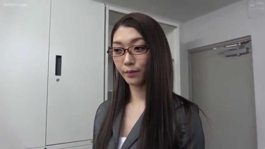 面部 · 灰色西装 · 更衣室 · 储物柜 · 沉稳 · 凝视前方 · 正姿站立