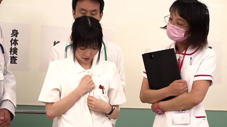 严肃 · 医院 · 护士服 · 站立 · 半身 · 制服诱惑 · 解衣 · 写字板